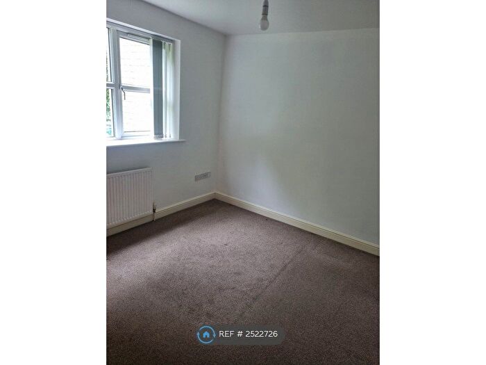 2 Bedroom Flat To Rent In Holland Park, Bradford, BD9