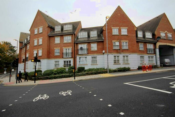 2 Bedroom Flat To Rent In Henley Lodge, Willow Walk, Walthamstow, E17