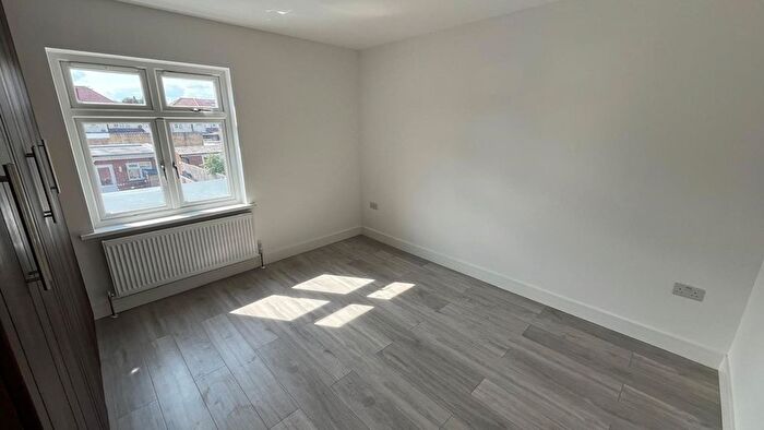 5 Bedroom Semi-Detached House To Rent In Basildene Road, Hounslow, TW4