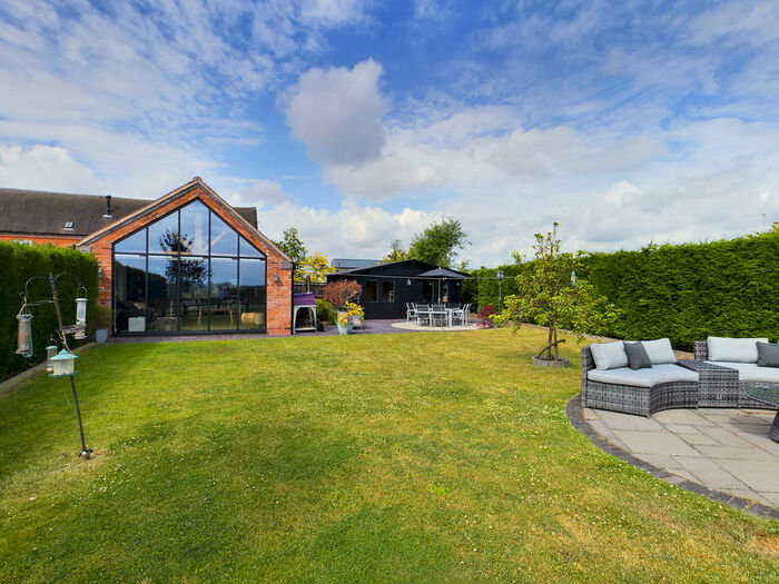 3 Bedroom Mews For Sale In Wigginton Fields Barns, Wigginton, B79