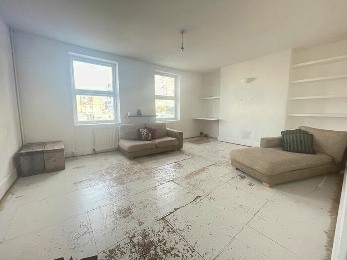 3 Bedroom Flat To Rent In Edgeley Lane, Clapham Common, SW4
