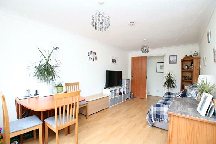 2 Bedroom Flat For Sale In Fishers Court, Horsham, RH12