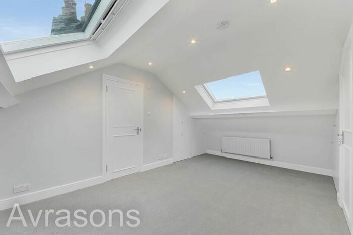 3 Bedroom Flat To Rent In Clitheroe Road, London, SW9