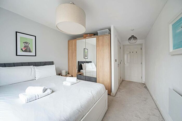 2 Bedroom Flat To Rent In Candle Street, Mile End, London, E1