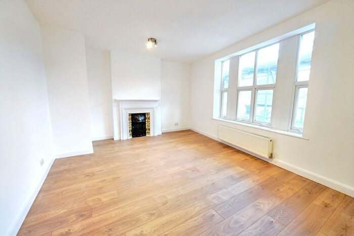2 Bedroom Flat To Rent In Colney Hatch Lane, London, N10
