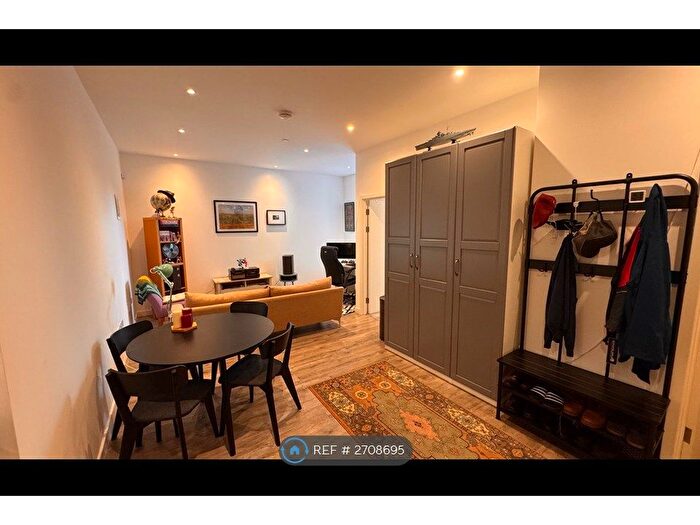 1 Bedroom Flat To Rent In Wraysbury House, Staines-Upon-Thames, TW18
