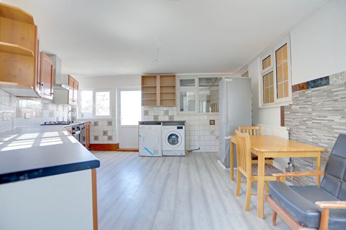 5 Bedroom End Of Terrace House To Rent In Central Avenue, Enfield, EN1