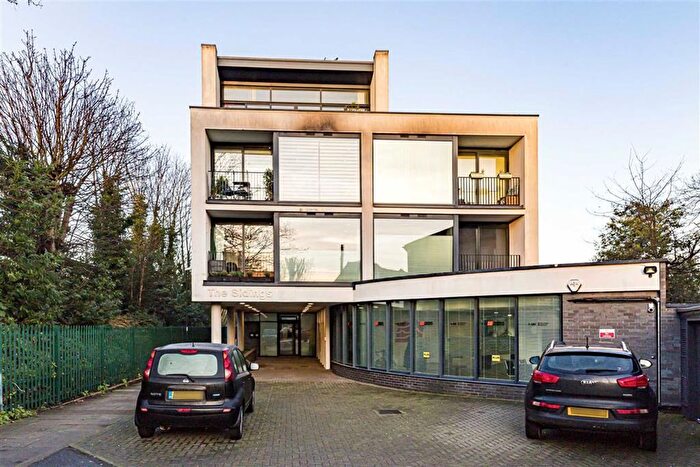 1 Bedroom Flat To Rent In Station Road, Hampton Wick, KT1