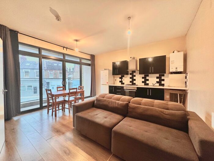 2 Bedroom Flat To Rent In Caxton Road, London, SW19