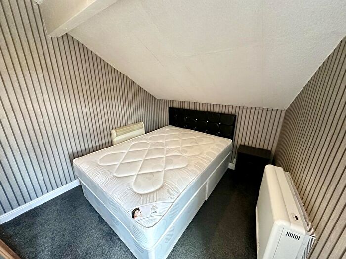 1 Bedroom Flat To Rent In Temple Crescent, Leeds, LS11