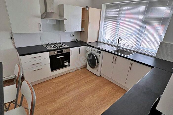 3 Bedroom Maisonette To Rent In Firs Farm Drive, B36