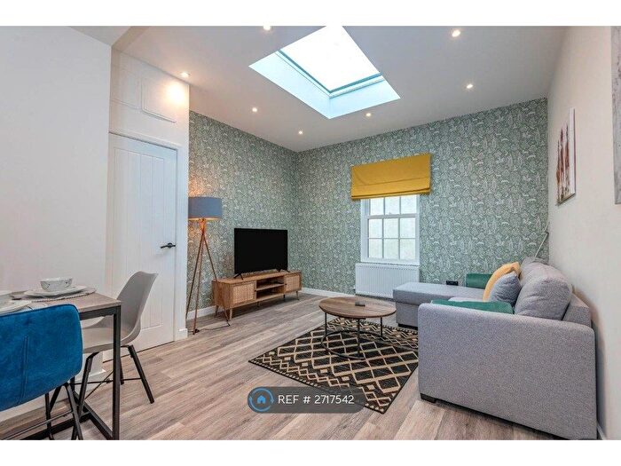 2 Bedroom Flat To Rent In High Street, Cheltenham, GL50