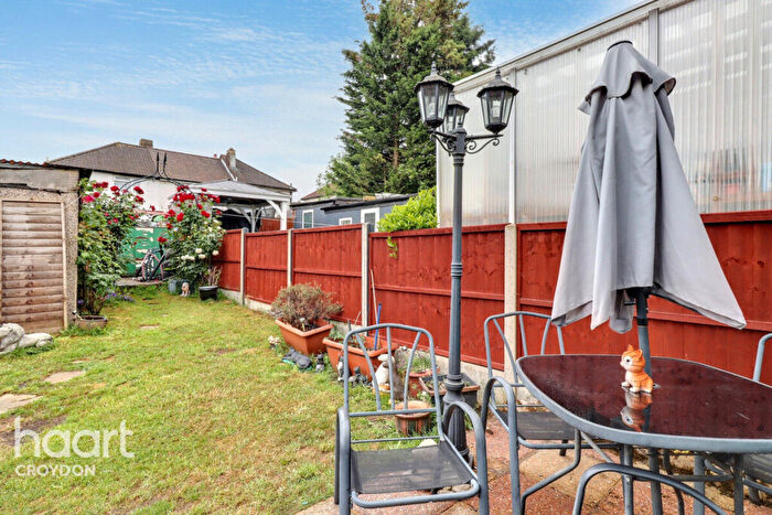 3 Bedroom Semi-Detached House For Sale In Aldrich Crescent, Croydon, CR0