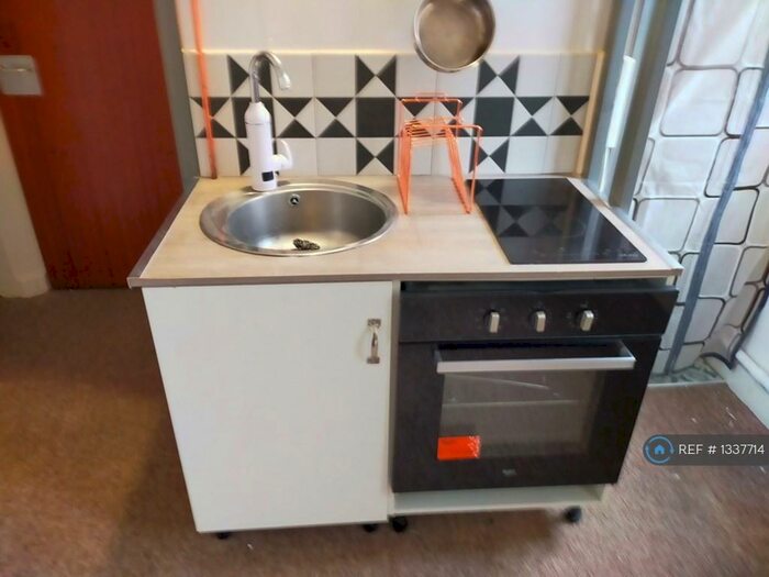 Studio To Rent In Piccadilly Street, Stoke On Trent, ST6