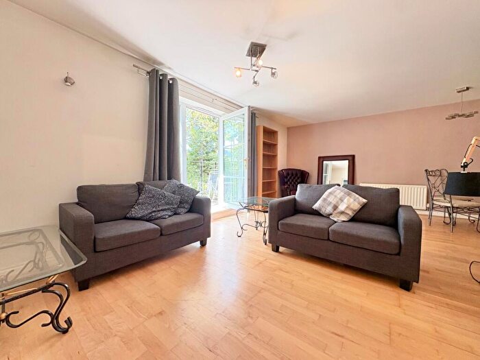 3 Bedroom Flat To Rent In Carisbrooke Road, Far Headingley, Leeds, LS16