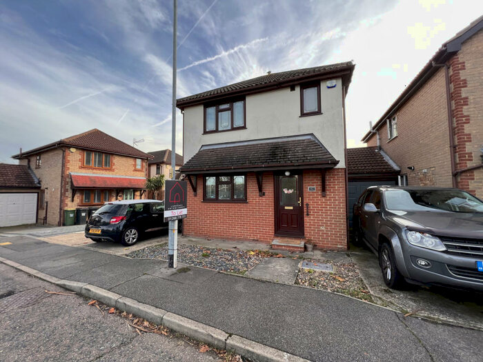 3 Bedroom Detached House To Rent In Moat Rise, Rayleigh, SS6