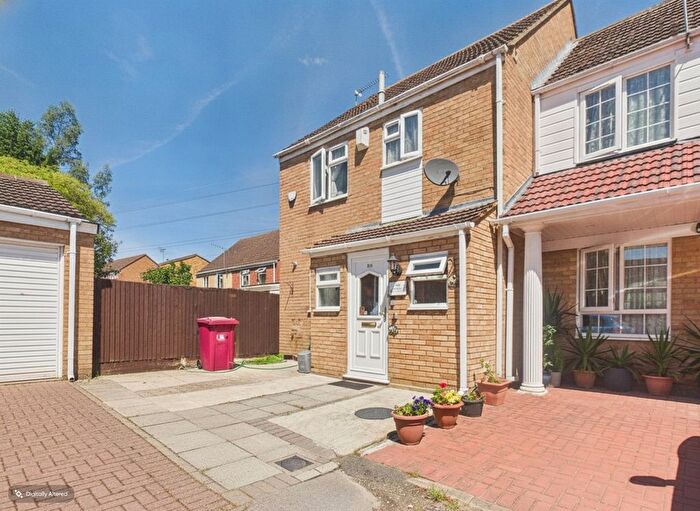 3 Bedroom End Of Terrace House For Sale In Rochfords Gardens, Slough, Berkshire, SL2