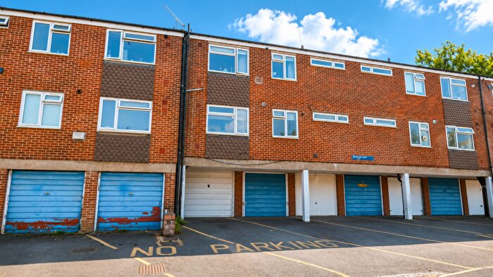 1 Bedroom Flat For Sale In Holmesdale Road, North Holmwood, RH5