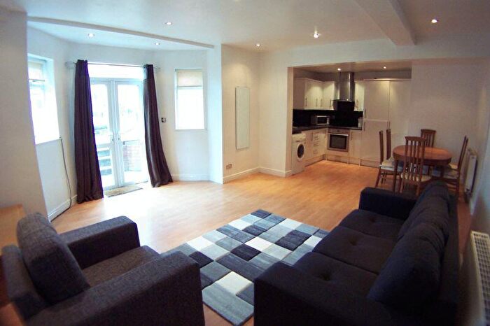 3 Bedroom Flat To Rent In Bainbrigge Road, Leeds, LS6