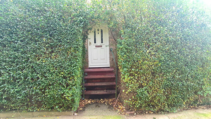 2 Bedroom Maisonette For Sale In Grove Road, New Barnet/Cockfosters, EN4