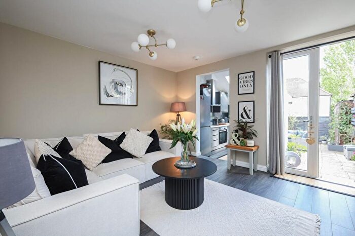1 Bedroom Ground Maisonette For Sale In Slipshatch Road, Reigate, RH2