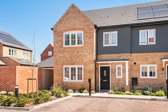 3 Bedroom Semi-Detached House For Sale In Barclay Gardens, Alton, Hampshire, GU34