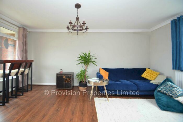 2 Bedroom Flat To Rent In Foxhill Court, Weetwood, Leeds, LS16