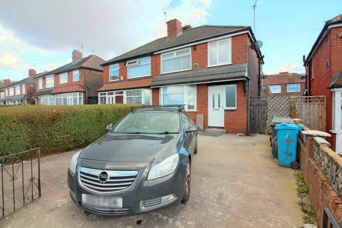3 Bedroom Semi-Detached House To Rent In Broadway, Chadderton, Oldham, OL9