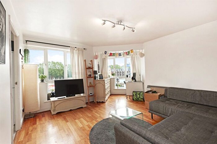 2 Bedroom Flat To Rent In Windsock Close, London, SE16