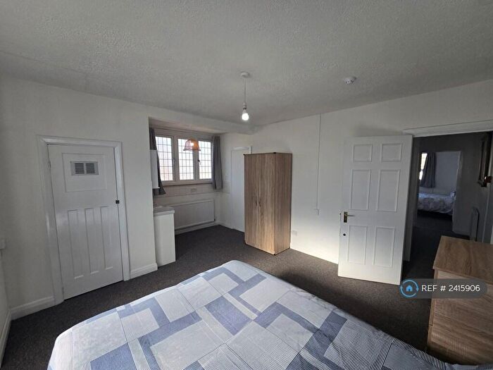 4 Bedroom Semi-Detached House To Rent In Melbourne Way, Enfield, EN1