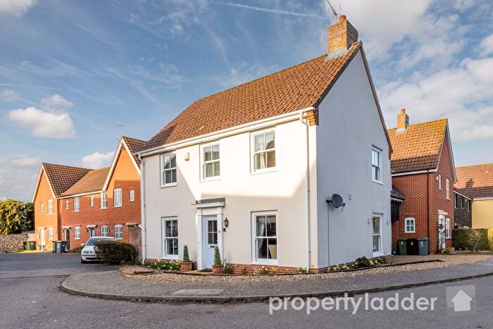 4 Bedroom Link Detached House For Sale In Robert Norgate Close, Horstead, NR12