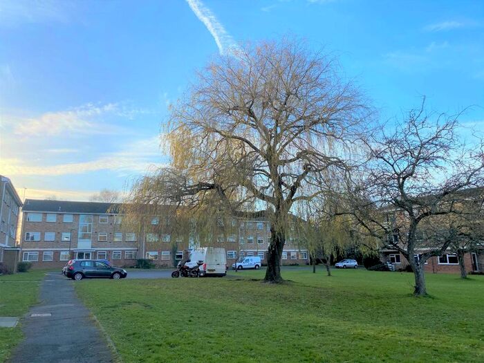 2 Bedroom Flat To Rent In Jordans Close, Guildford GU1