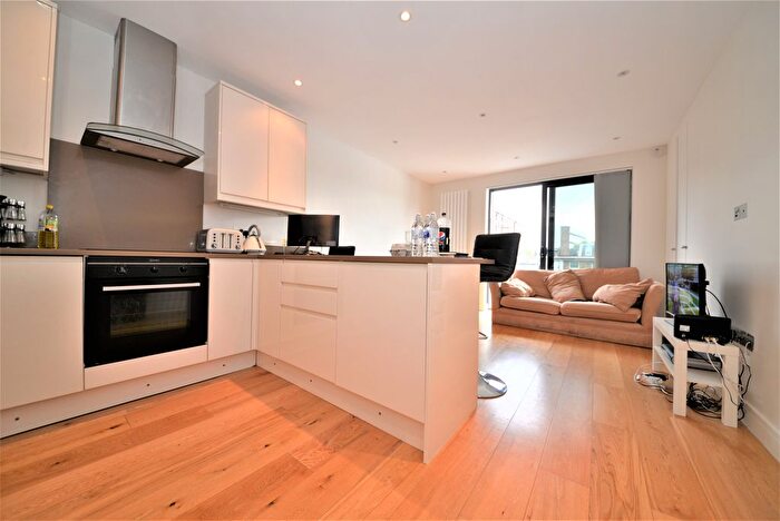 3 Bedroom Flat To Rent In Clifton Terrace, London, N4