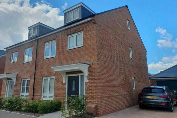3 Bedroom Semi-Detached House To Rent In Pembers Farm Avenue, Eastleigh, SO50