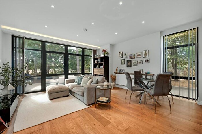 2 Bedroom Apartment For Sale In Littleworth Road, Esher, Surrey, KT10