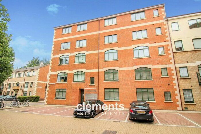 1 Bedroom Flat To Rent In Corner Hall, Hemel Hemptead, HP3
