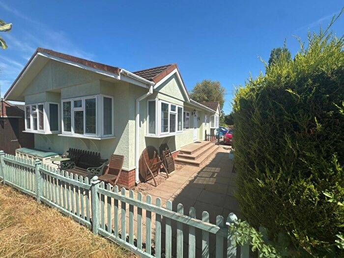 2 Bedroom Park Home For Sale In Hunt Hall Lane, Welford-on-Avon, CV37