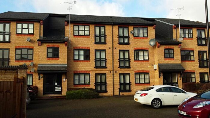 2 Bedroom Apartment To Rent In Observatory Mews, London, E14