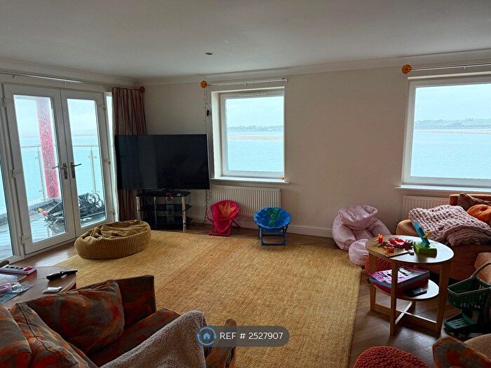 3 Bedroom Flat To Rent In Doc Fictoria, Caernarfon, LL55
