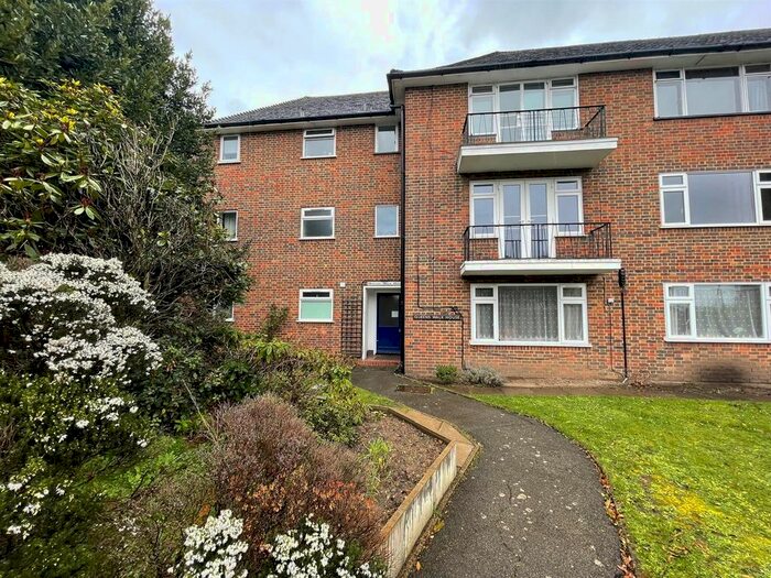 2 Bedroom Flat To Rent In Queens Walk, London, W5