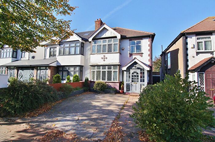 3 Bedroom Semi-detached House For Sale In Great West Road, Isleworth, TW7
