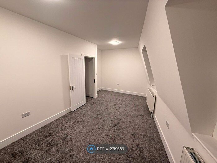 3 Bedroom Flat To Rent In Bromley Road, London, E10