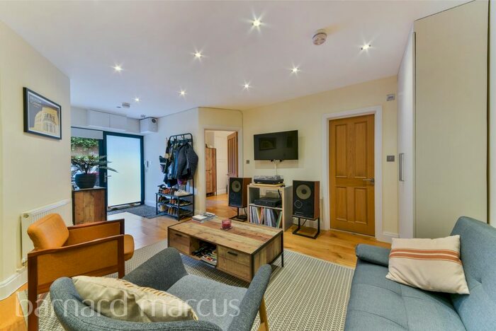 2 Bedroom Flat To Rent In Josephine Avenue, London, SW2