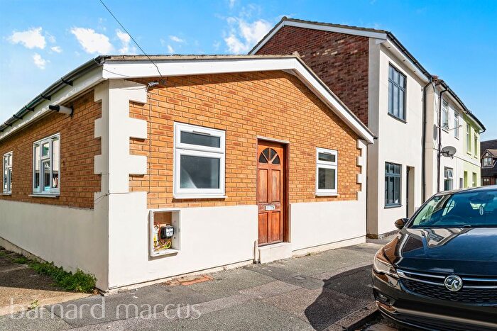 2 Bedroom Detached Bungalow For Sale In Kings Road, London, SE25