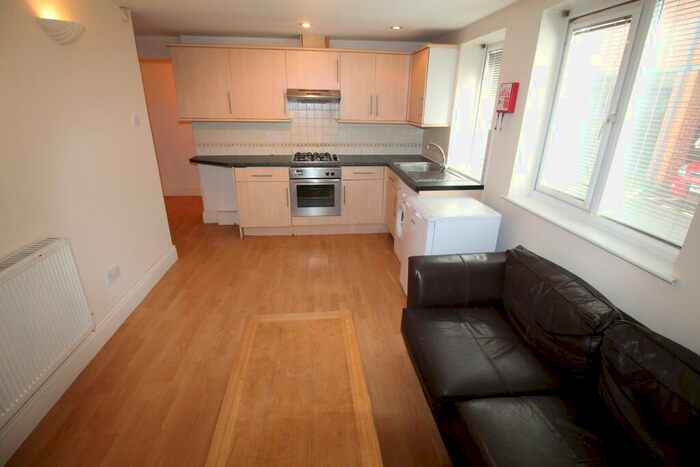 3 Bedroom Flat To Rent In City Road, Cardiff, CF24