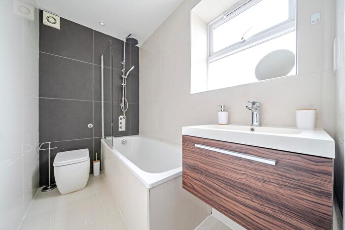 2 Bedroom Apartment To Rent In Coleridge Road London, N8