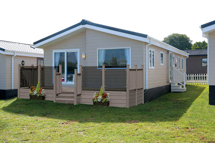 2 Bedroom Park Home For Sale In Cheltenham, Gloucestershire, GL50
