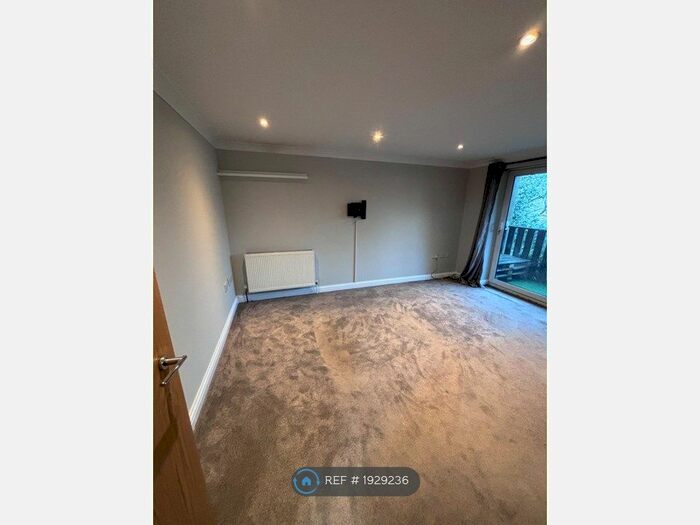 2 Bedroom Flat To Rent In Hill Lane, Southampton, SO15