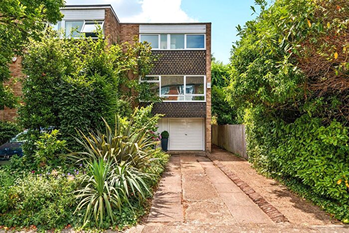 3 Bedroom End Of Terrace House For Sale In Kingswood Close, Surbiton, KT6
