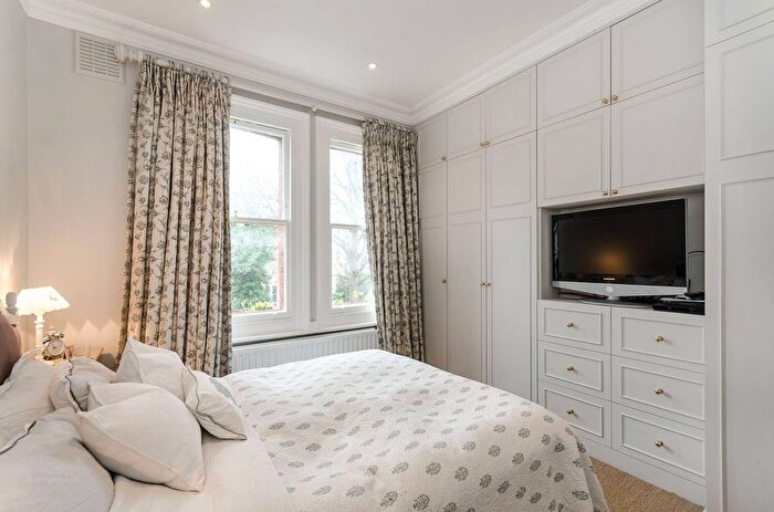 2 Bedroom Flat To Rent In Elm Park Gardens, Chelsea, London, SW10